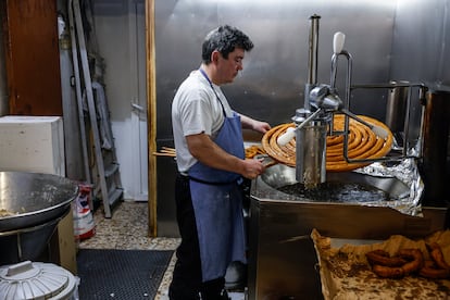 Javier, the eldest of the Cuenca brothers who currently run his grandfather's business, fry the mass of the batons.
