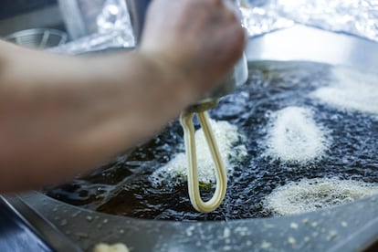 The churros, made with a handmade mass by the brothers, enter the fryer. "With three or four churros it is worth it, I'm eating them along the way. Now that I see that he is doing them, if he gives them warm, better"request a client.