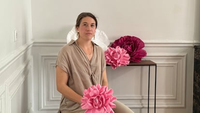 Cristina Velasco Mora with her flowers made of paper, this week in Madrid.