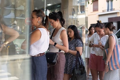 Several people queue to enter the shoe store, this Saturday.