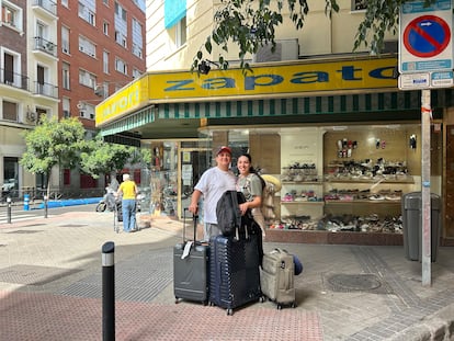 Gabriela Pedraza (28 years old) and Andrés Márquez (29) at the head of the Aurori shoe store, in Moncloa, on Tuesday, June 10.
