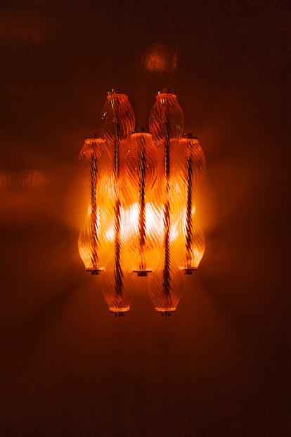 Detail of one of the Murano lamps that populate rooms and corridors of the Soho Broadwick. 
